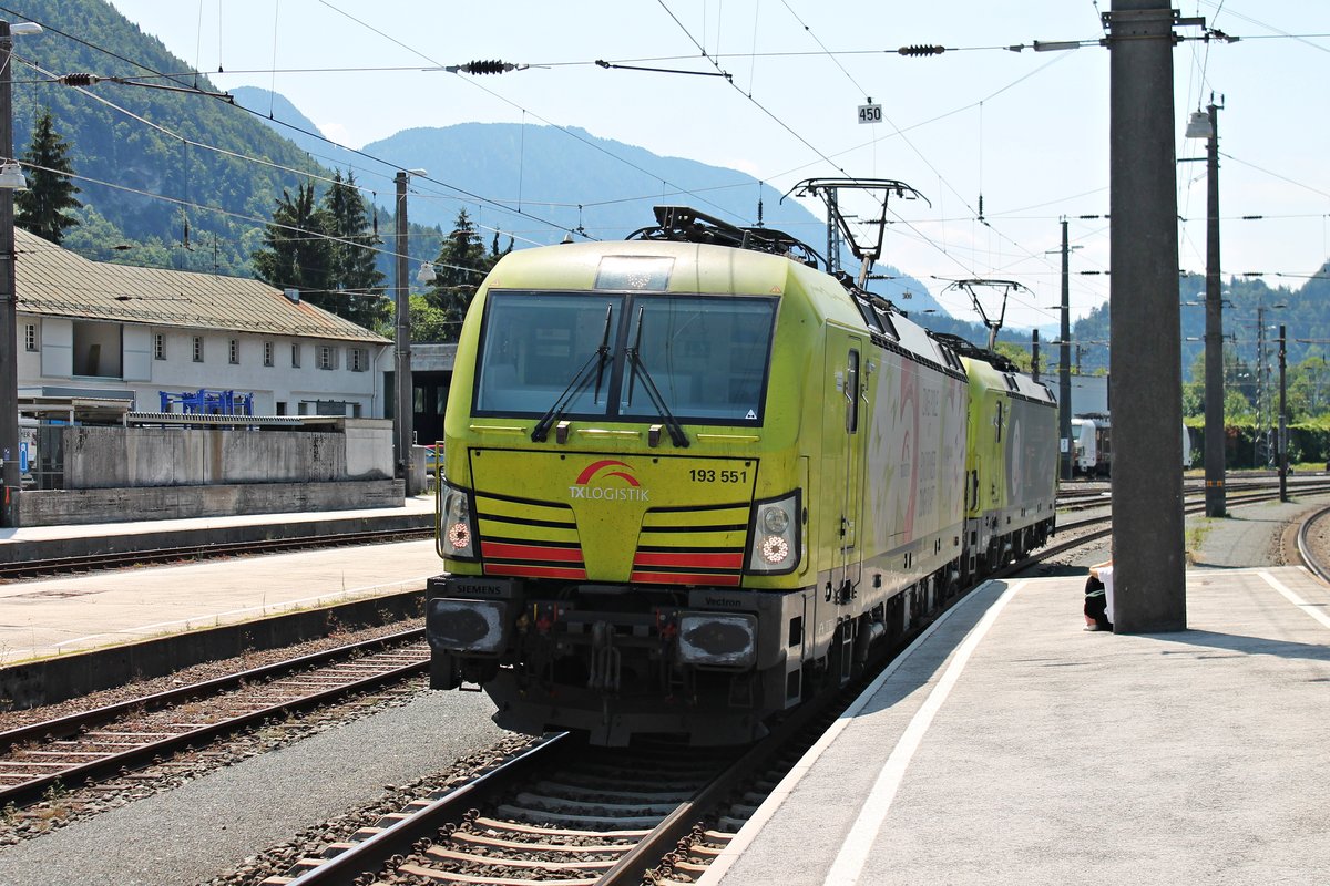 Nachschuss auf ATLU/TXL 193 551  ZWEI POLE MIT ENORMER ZUGKRAFT , als diese am 02.07.2018 zusammen mit ATLU/TXL 193 556  QUALITY – WITH THE LICENCE TO RAIL  als Rangierfahrt durch den Bahnhof von Kufstein fuhren, um einen Containerzug gen Verona zu bespannen.