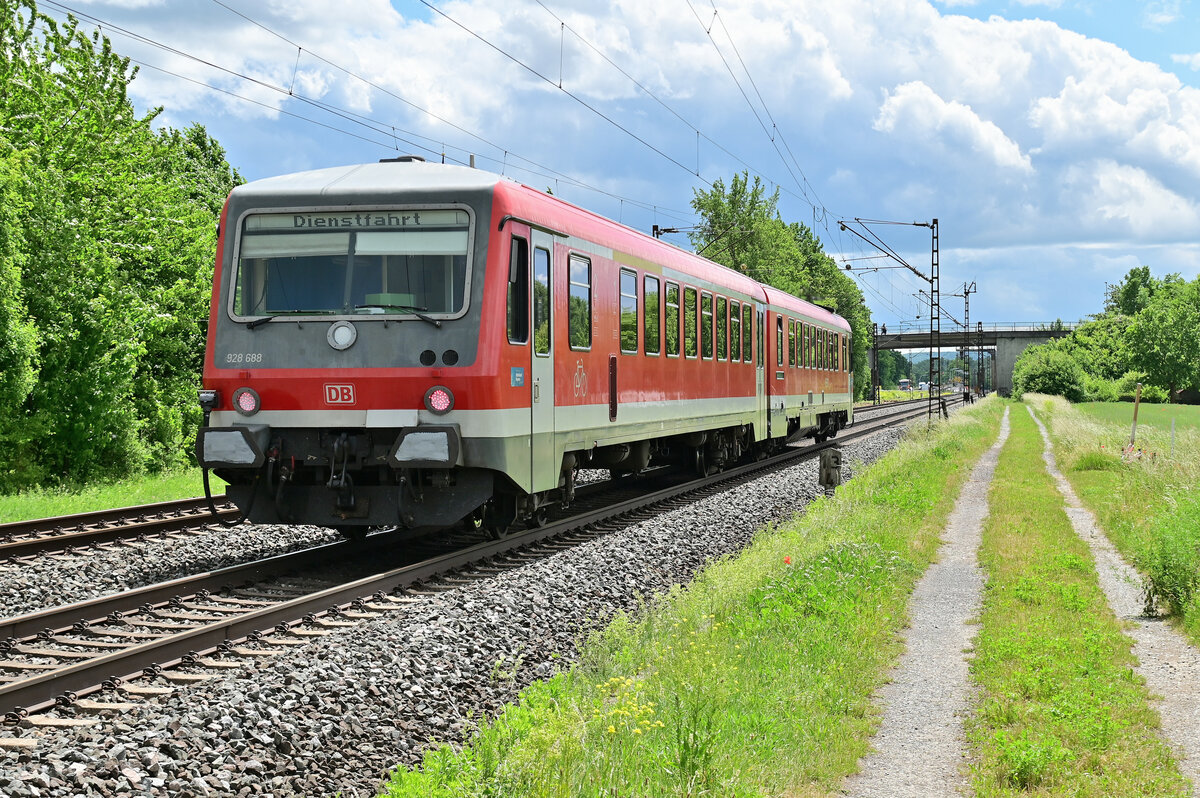 Nachschuß auf den auf Dienstfahrt befindlichen 928 688 der aus Schollkrippen kommend in Richtung Würzburg fahrend durch Thüngersheim abgelichtet wurde. 24.5.2022