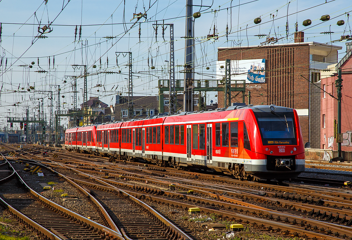 
Nachschuss auf den aus dem Hbf Köln ausfahrenden RB 25  Oberbergische Bahn  (Meinerzhagen - Köln-Hansaring) am 11.04.2016. Die Garnitur der der DB Regio (VAREO) bestand hier, aus einem zweiteiligen Alstom Coradia LINT 54 (BR 622), gekuppelt mit einem dreiteiligen Alstom Coradia LINT 81 (BR 620), hier am Schluss 620 012.