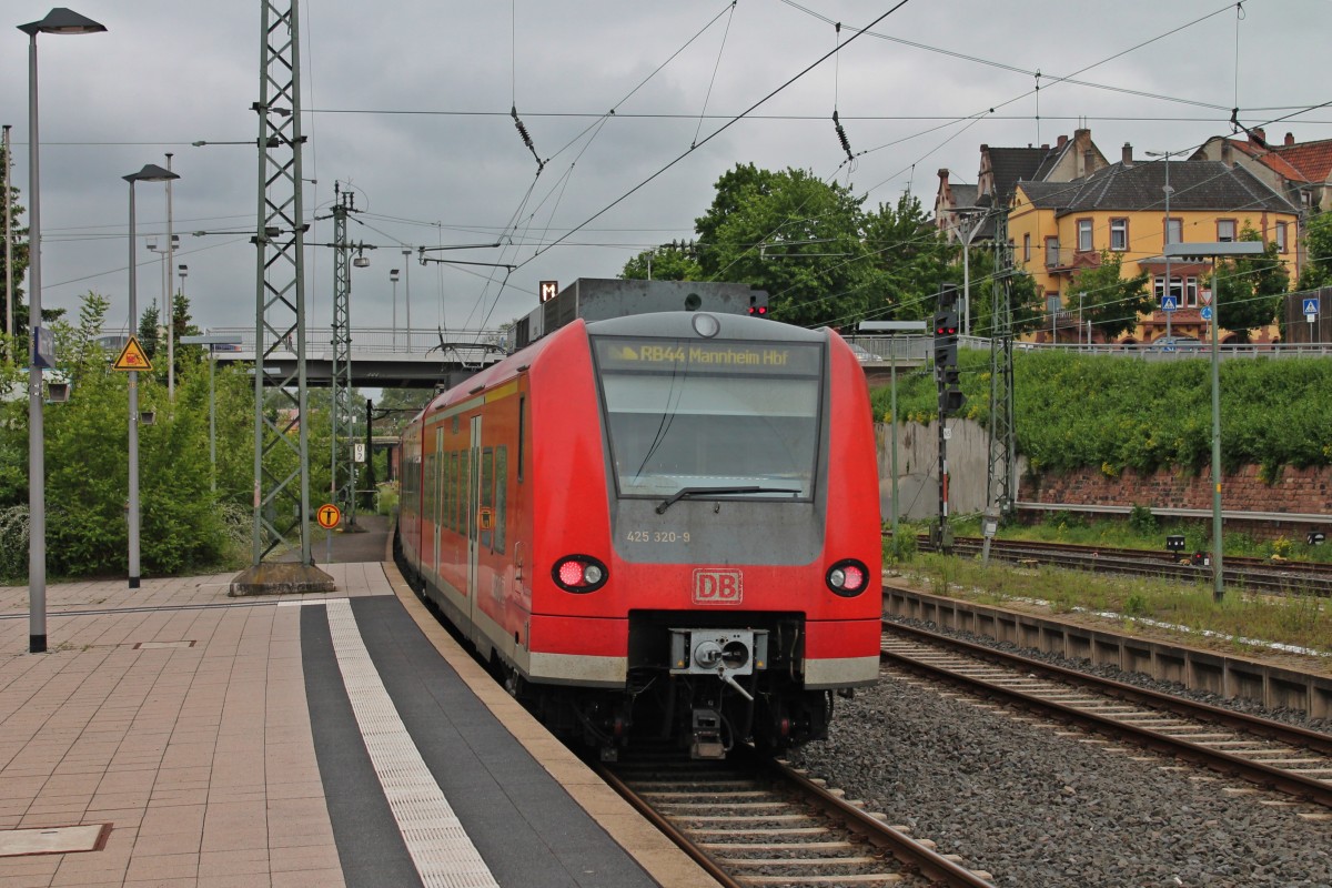 Nachschuss auf den Ausfahrenden 425 320-9  Niedersachsen am Zug , der am 22.05.2013 als RB 44 nach Mannheim Hbf fhrt, aus Worms.