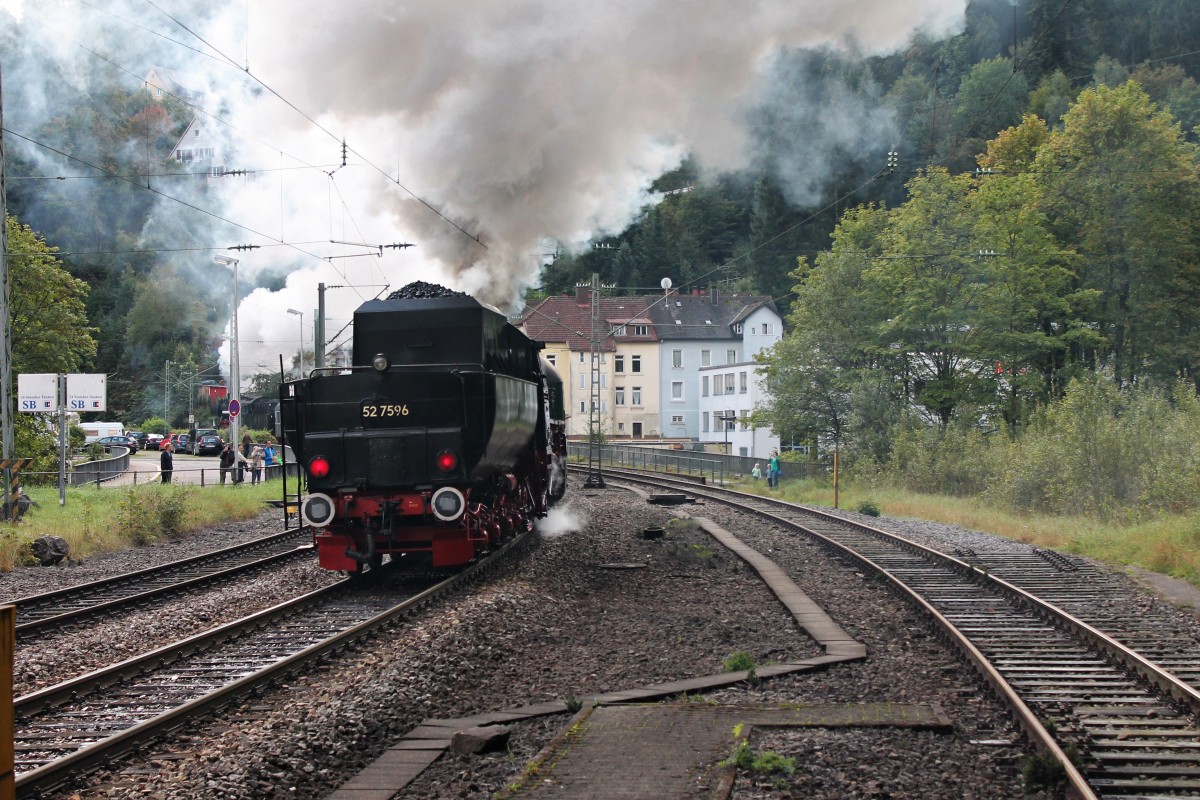 Nachschuss auf die Ausfahrenden 52 7596 zusamme mit der 50 2988 an der Zugspitze am 13.09.2014 aus dem Bahnhof von Triberg. An diesem Wochende fanden die Triberger Bahnhofstage statt, weswegen die zwei Dampfrösser an jeden Tag des Wochenende mehrmals zwischen Triberg und St.Georgen pendelten.