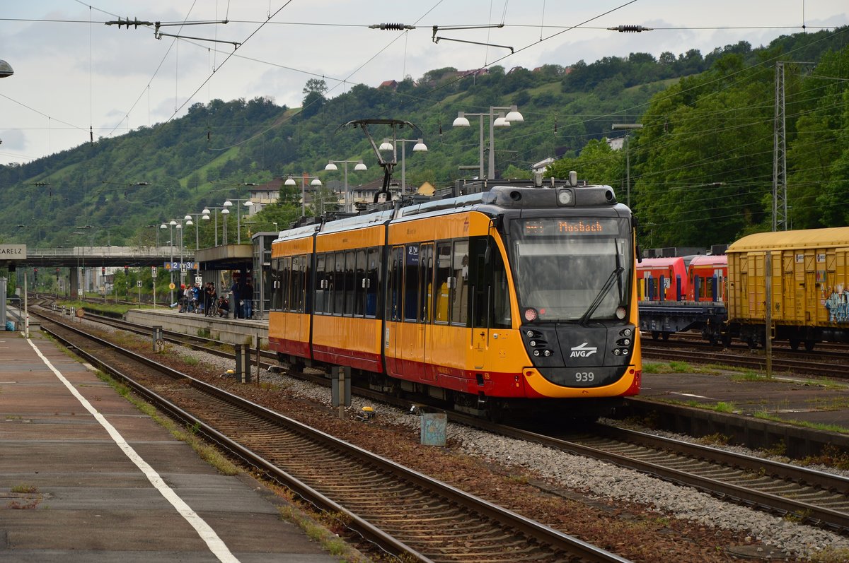 Nachschuß auf den AVG 939, der hier bei der Anfahrt an den Bahnsteig Gleis 2 in Neckarelz ist.29.5.2016