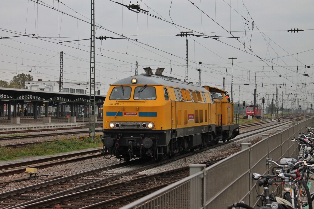 Nachschuss auf Bahnbau Gruppe 218 391-1 und 213 332-0, die am 09.10.2013 in Bf Offenburg nach Gbf rangierten. Im Hintergund ist die 185 034-6 und der leere Gterbahnhof zu erkennen.