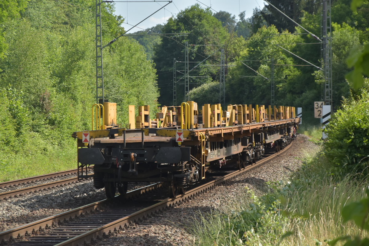 Nachschuß auf den Bauzug der von der 223 155-3 am 2. Juni 2020 durch Neckargerach gen Binau gezogen wurde.