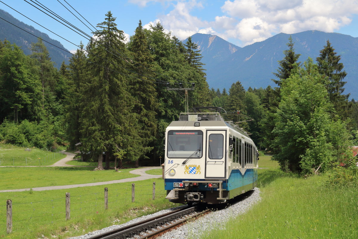 Nachschuss auf die Bayrische Zugspitzbahn (BZB) auf ihrer Talfahrt.

Eibsee, 3. Juni 2018 