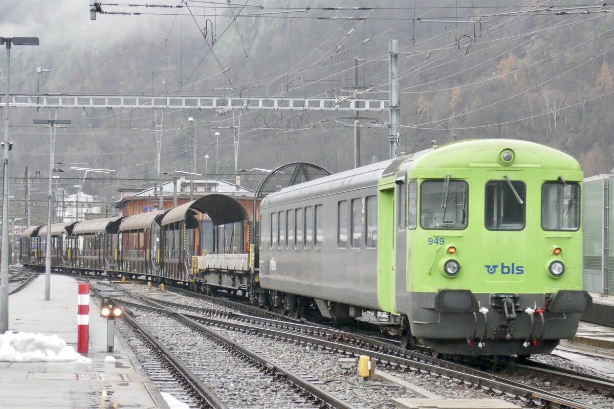 Nachschuss auf den BDt 949 am Zugschluss des Autozuges am 12.12.23 nach der Ausfahrt in Brig.
