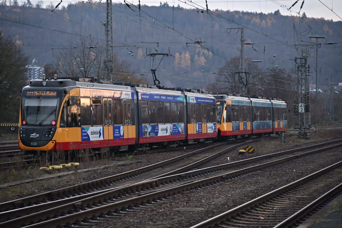 Nachschuss auf die beiden S41 AVG Triebwagen 938 und 934 beim Verlassen vom Bf Neckarelz. 7.12.2020 