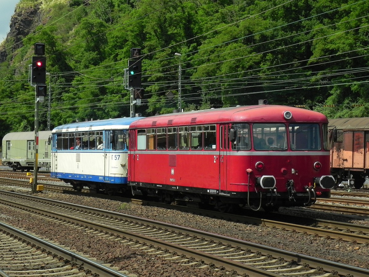 Nachschuss auf die beiden Schienenbusse VT57 vorne und 798 752-2 hinten. Sie verkehren am Wochenende auf der Strecke Linz - Kalenborn.

Linz 13.06.2015