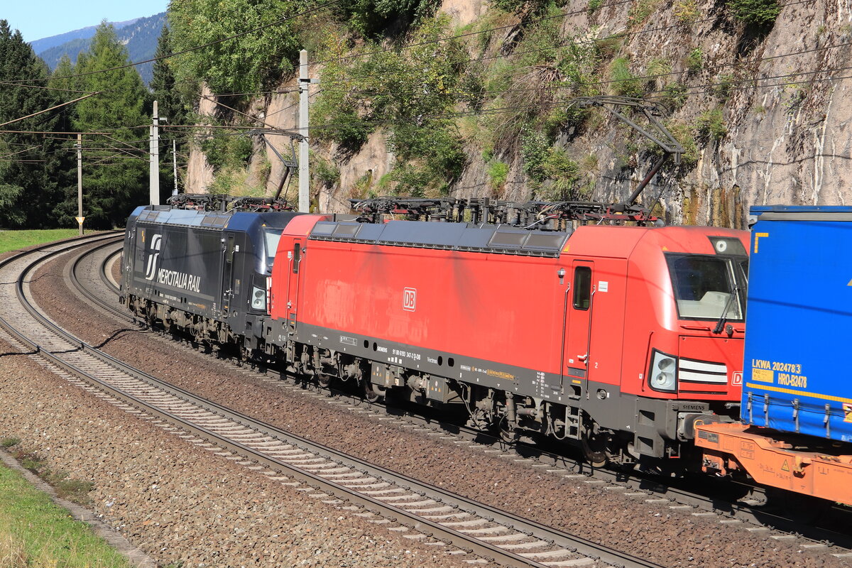 Nachschuss auf die beiden Vectrons von MRCE/Mercitalia Rail 193 700-2 & DB 193 347-2 vor einem talwärts fahrendem KLV Zug Richtung Deutschland. Aufgenommen bei Gries am Brenner am 25.09.2021