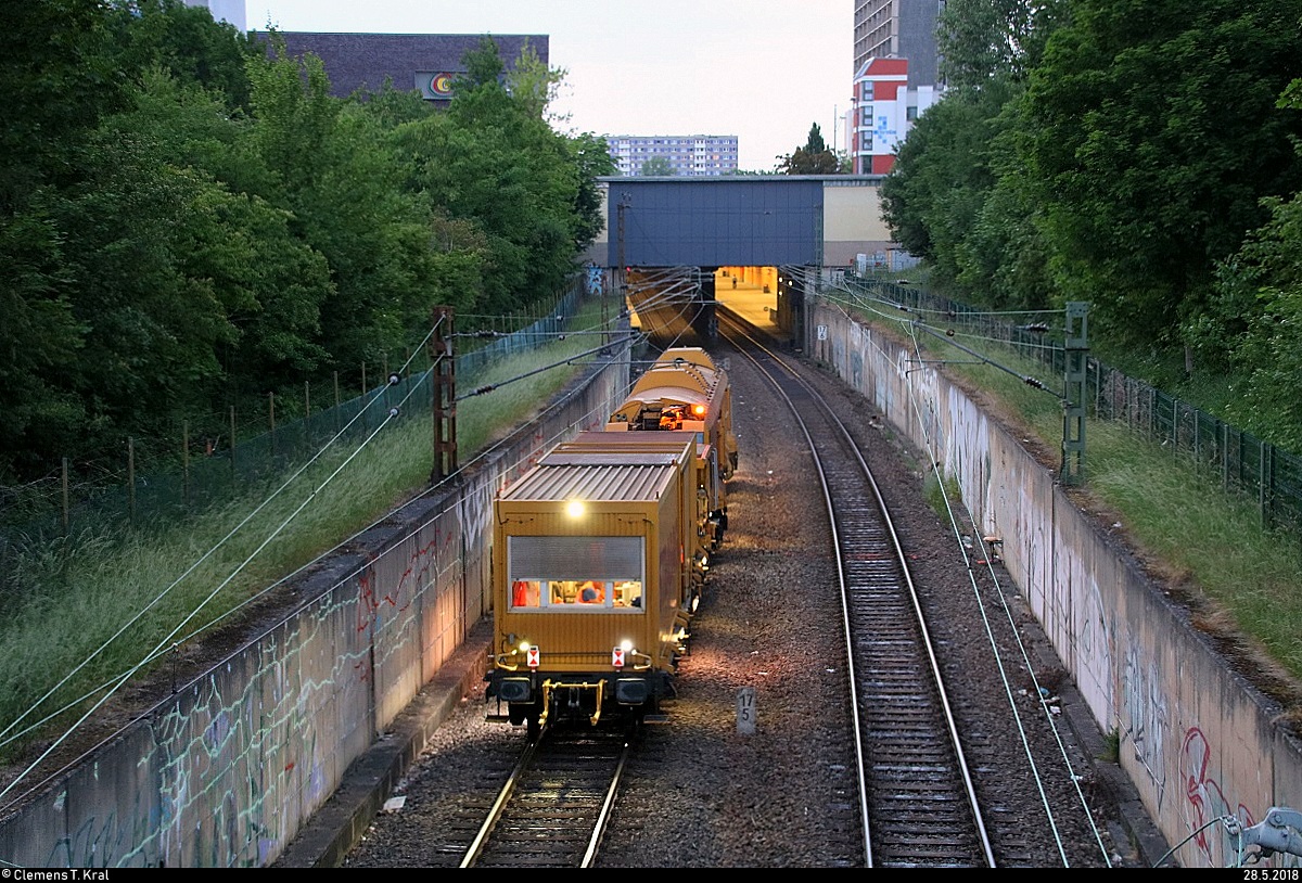 Nachschuss auf den Beiwagen  Vogel der Nacht  der Gattung  Res  (37 80 3999 115-3 D-BRS), gezogen von  Hannibal , einem Schienenfräszug der Bauart SF 03 W-FFS (99 80 9427 003-5 D-BRS), der Strabag SE.
Beide Fahrzeuge sind für das Schienenfräsen zwischen dem Hp Halle-Neustadt und Halle Zscherbener Straße auf der Bahnstrecke Merseburg–Halle-Nietleben (KBS 588) an diesem Abend zuständig. Aufgenommen von der Brücke Am Taubenbrunnen.
Bild durchlief die Selbstfreischaltung (ist nicht doppelt eingestellt worden).
[28.5.2018 | 21:22 Uhr]