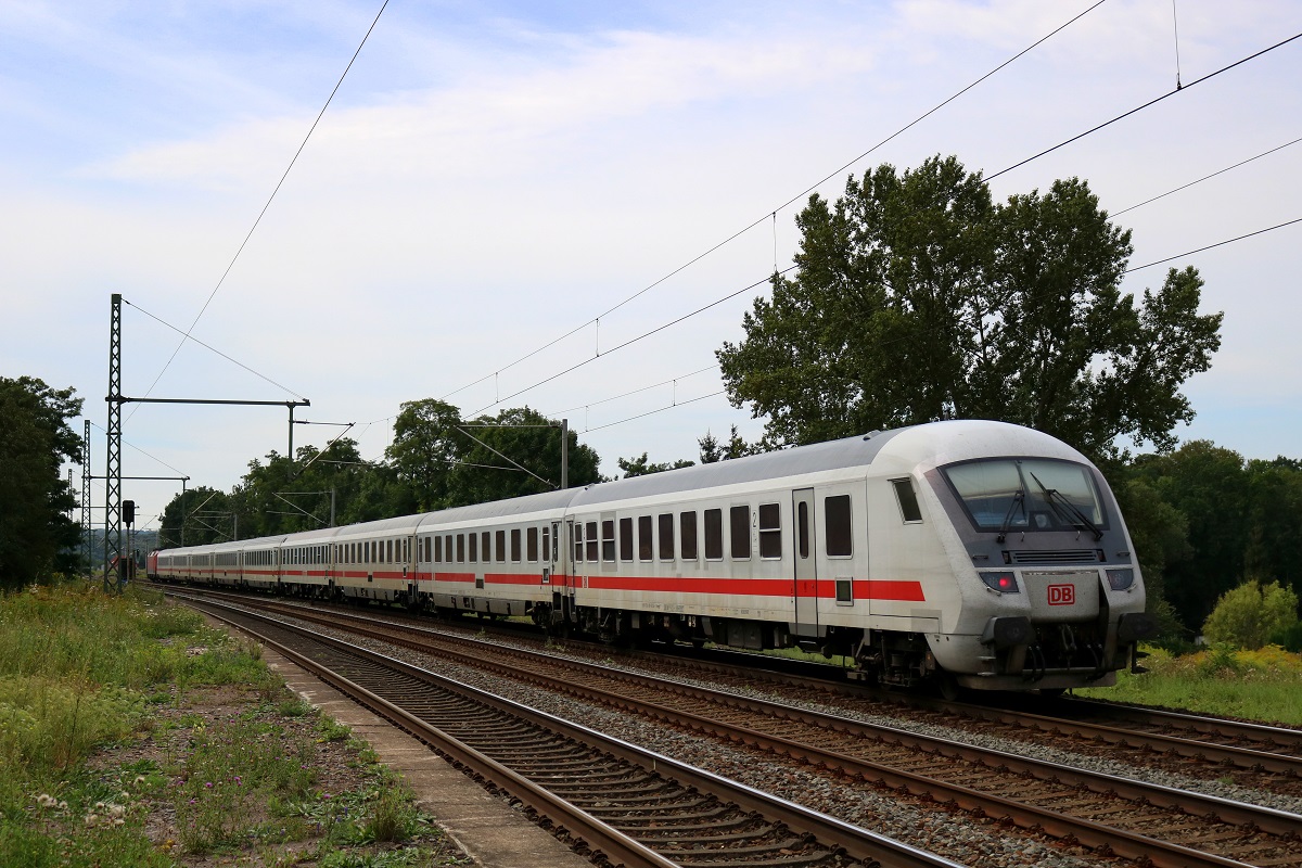 Nachschuss auf Bimdzf mit Zuglok 120 151-6 als verspäteter IC 2355 (Linie 28) von Rostock Hbf nach München Hbf in Schkortleben auf der Bahnstrecke Halle–Bebra (KBS 580). [8.8.2017 - 11:30 Uhr]