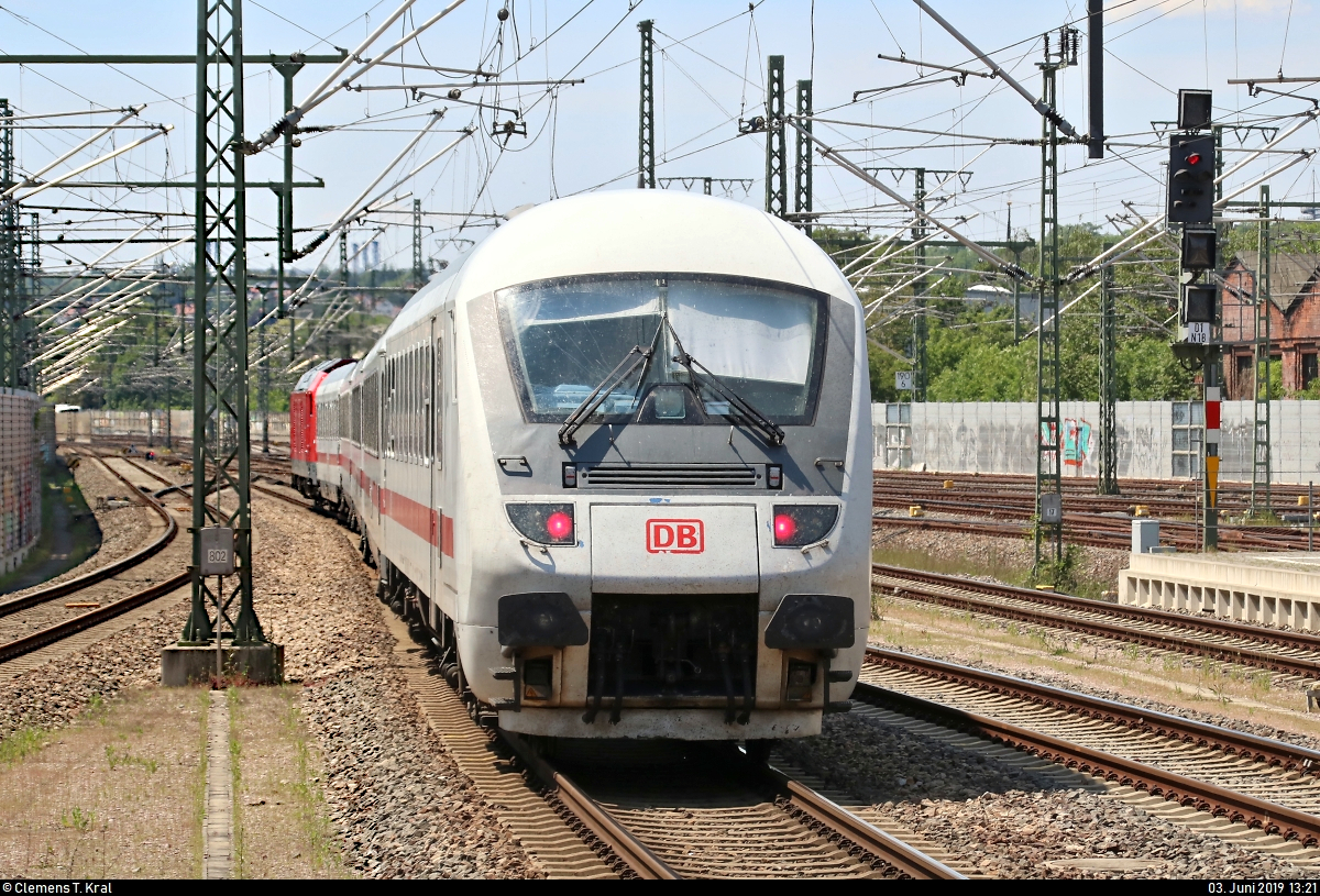 Nachschuss auf Bimmdzf mit Zuglok 245 021-1 DB als IC 2152 (Linie 50) von Gera Hbf nach Düsseldorf Hbf, der Erfurt Hbf auf Gleis 9 verlässt.
Aufgenommen am Ende des Bahnsteigs 9/10.
[3.6.2019 | 13:21 Uhr]