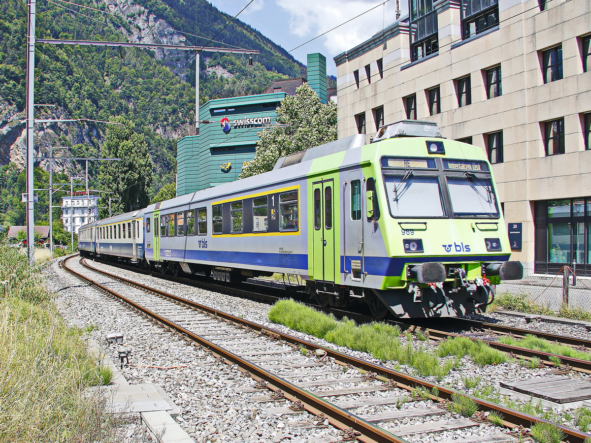 Nachschuss auf BLS: Ausfahrt 729 und 969 aus den Bahnhof Interlaken West  in Richtung Interlaken Ost am 25. Juni 2018.