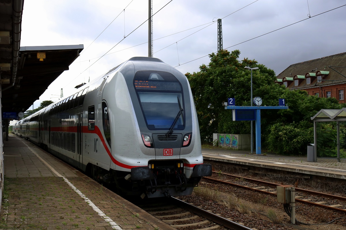 Nachschuss auf BR 146.5 mit DBpbzfa als IC 2445 (Linie 55) von Köln Hbf nach Dresden Hbf, der den Bahnhof Schönebeck(Elbe) durchfährt. [15.7.2017 - 10:13 Uhr]