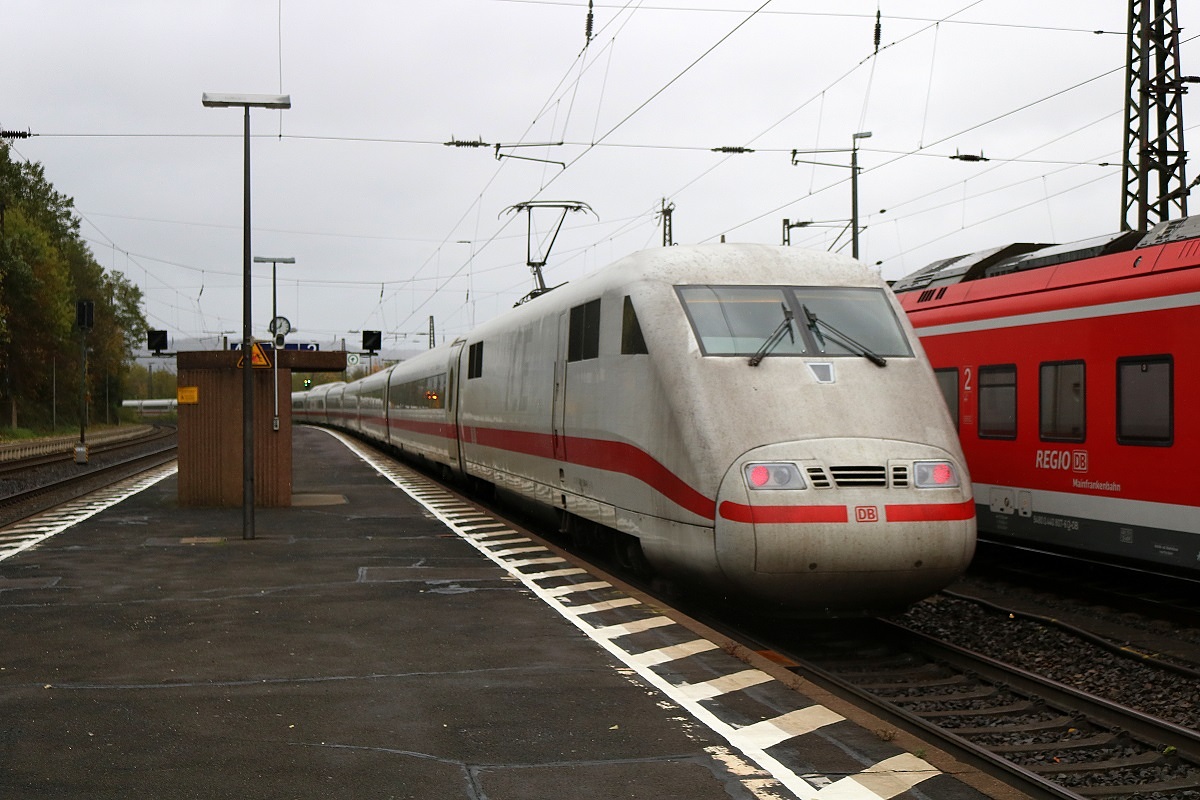 Nachschuss auf eine BR 401 als ICE 690 (Linie 11) von München Hbf nach Berlin Ostbahnhof, der den Bahnhof Schlüchtern auf der Bahnstrecke Fulda–Hanau (Kinzigtalbahn | KBS 615) auf Gleis 2 durchfährt. [22.10.2017 | 12:43 Uhr]