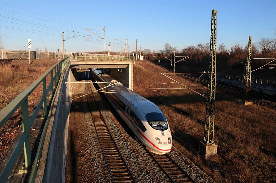 Nachschuss auf eine BR 403 als ICE 1004 (Linie 29) von München Hbf nach Berlin Gesundbrunnen, der in Halle (Saale), Kasseler Straße, auf der Bahnstrecke Halle–Bebra (KBS 580) fährt. [29.12.2017 | 14:39 Uhr]