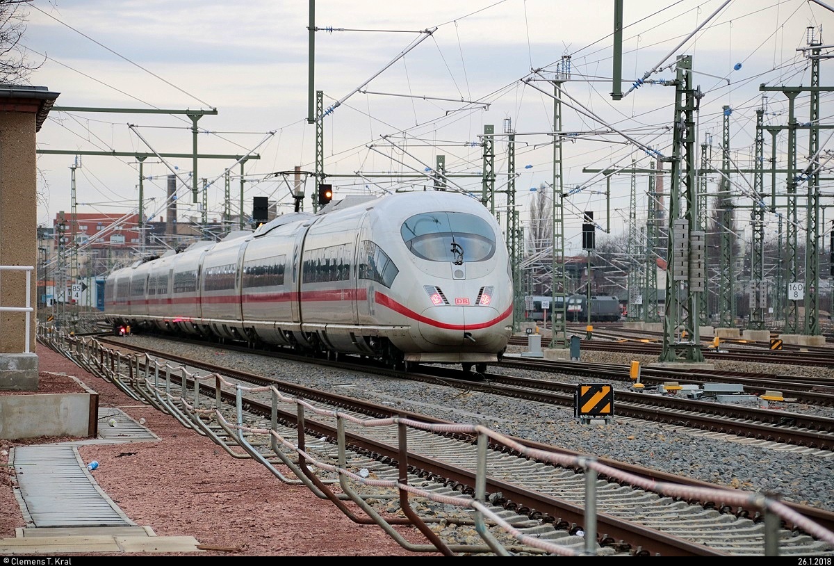 Nachschuss auf eine BR 403 als ICE 1539 (Linie 15) von Frankfurt(Main)Hbf nach Berlin Hbf (tief), die das Gleisvorfeld von Halle(Saale)Hbf durchfährt. Aufgenommen von der Delitzscher Straße. [26.1.2018 | 15:49 Uhr]