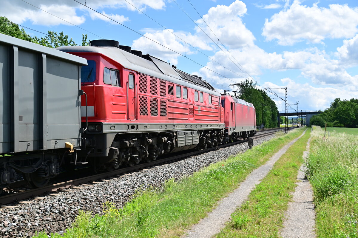 Nachschuß auf die Breitseite der 232 703-9 die von der 185 311-8 gezogen wird. Hier ist der Zug in Thüngersheim und fährt in Richtung Würzburg. 24.5.2022