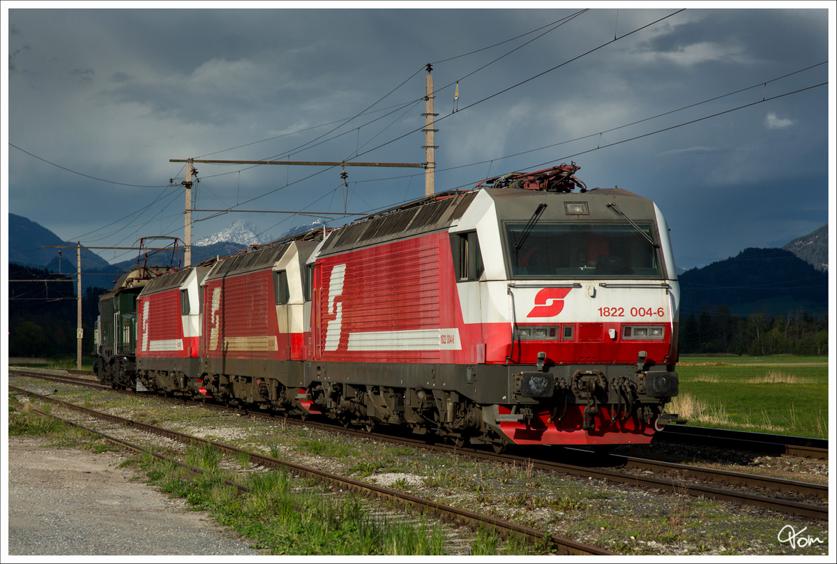 Nachschuss auf die Brennerloks, 1822 001, 1822 003 und 1822 004, welche als Sonderlokzug 94016 von Wolfurt nach Krieglach mit der 1020.042 überstellt wurden.  
St. Martin am Grimming 25.4.2014