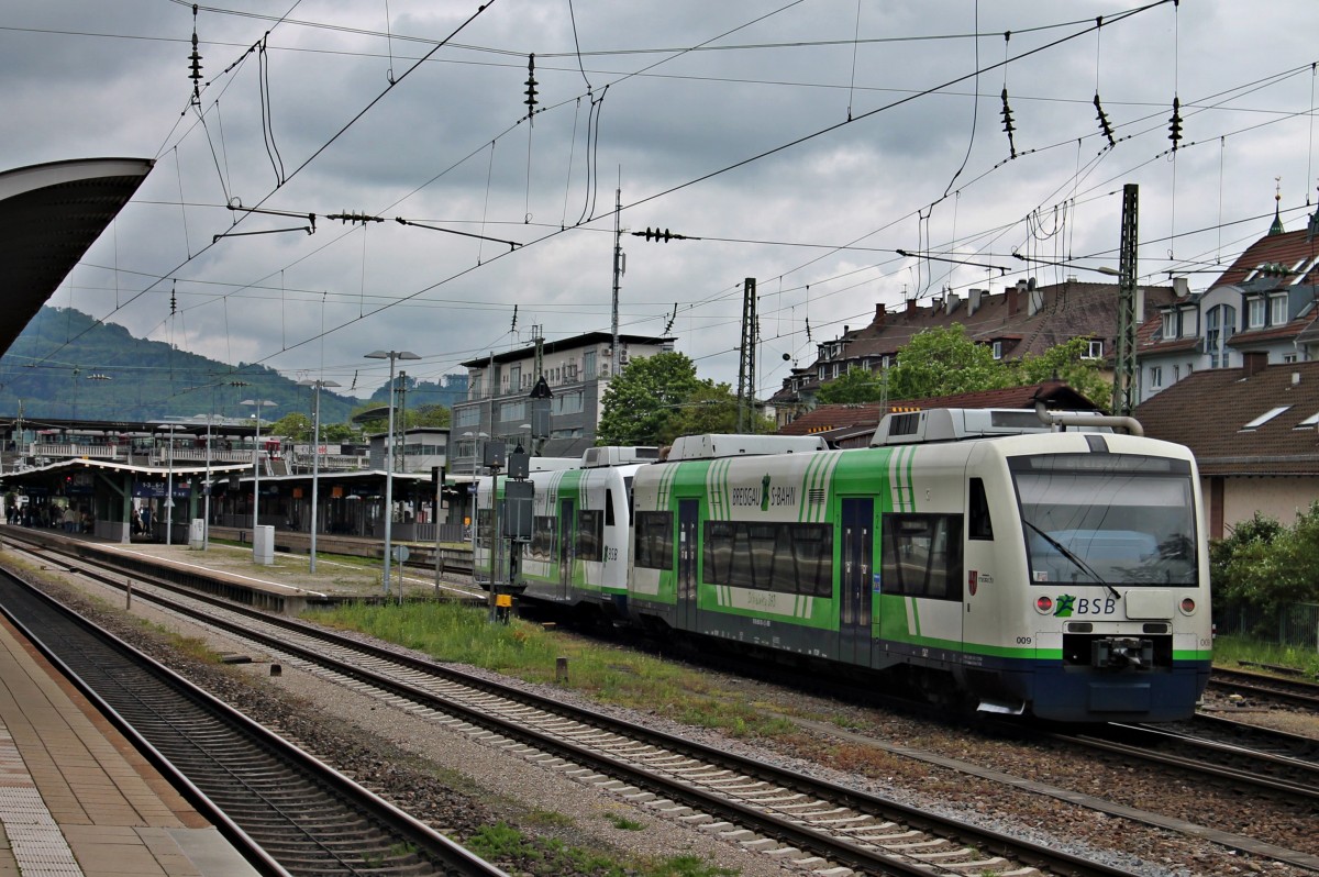 Nachschuss auf BSB 009 (650 036-6)  March  und BSB 002 (650 029-1) als S-Bahn aus Breisach hier bei der EInfahrt in den Zielbahnhof von Freiburg (Brsg) Hbf.