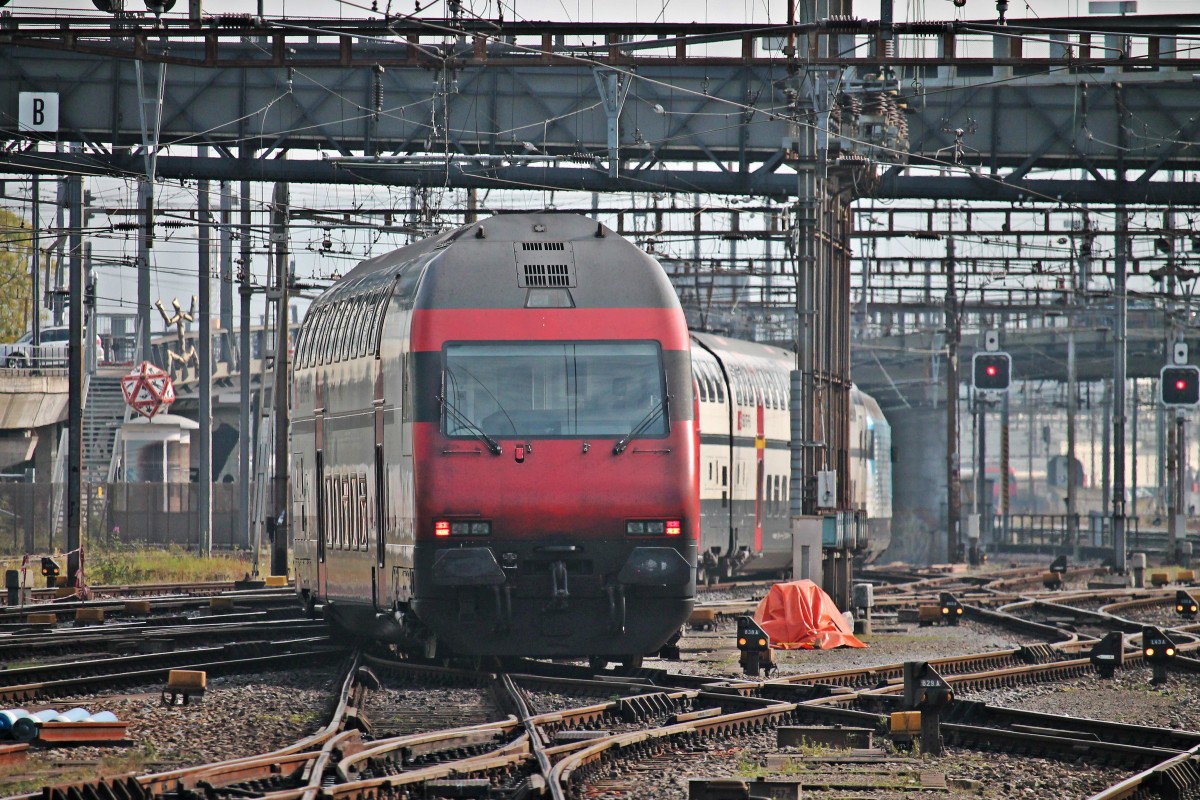 Nachschuss auf Bt 50 85 26-94 925-2, der am 25.10.2014 am Schluss einer IC 2000 Garnitur mit der Zuglok Re 460 014-4  AIR 14  aus dem Bahnhof von Basel SBB fuhr.