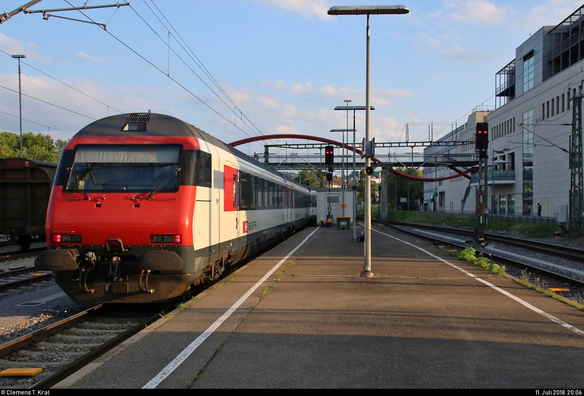 Nachschuss auf Bt mit Zuglok Re 460 085-4  Pilatus  als IR 2136 (IR 75) nach Zürich HB (CH), der seinen Startbahnhof Konstanz auf Gleis 3 in den letzten Sonnenstrahlen verlässt.
[11.7.2018 | 20:05 Uhr]