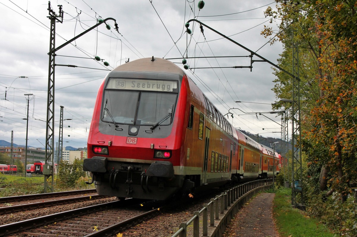 Nachschuss auf D-DB 50 80 80-35 305-7 als RB 26945 (Freiburg (Brsg) Hbf - Seebrugg), als sie am 02.11.2013 am Freiburger BW in Richtung Hllental fuhr. (Fotostandpunkt ffentlicht)