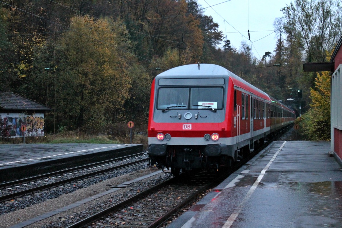 Nachschuss auf D-DB 50 80 80-35 168-9, der am 10.11.2013 als Steuerwagen eines Sonderzug für Fußball-Fans mit der 111 161-6 auf die Höllentalbahn nach Kirchzarten gekommen ist. Hier ist er als Leerzug nach Freiburg (Brsg) Hbf zusehen.