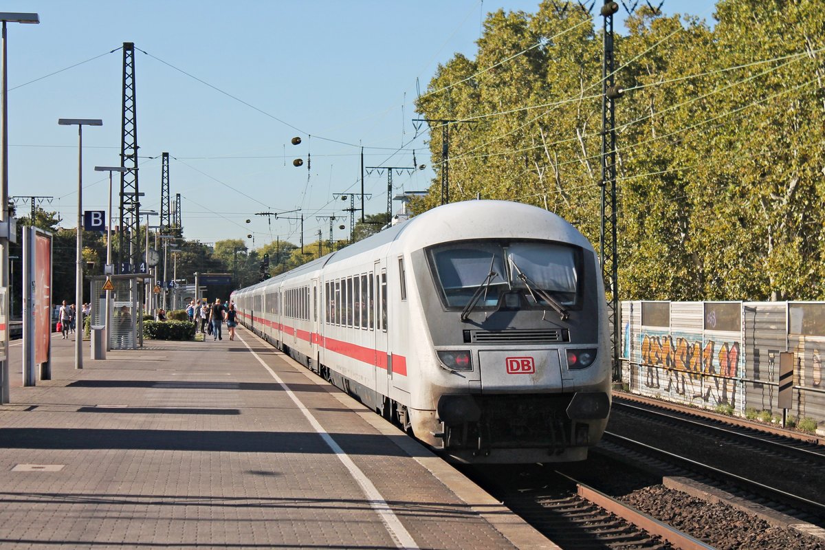 Nachschuss auf D-DB 61 80 80-91 158-8 (Bauart: Bpmmbdzf 286.1), als dieser am Zugschluss eines InterCity, welcher von 101 095-8 bespannt war, am Nachmittag des 27.09.2018 durch den Bahnhof von Köln Süd in Richtung Hauptbahnhof fuhr.