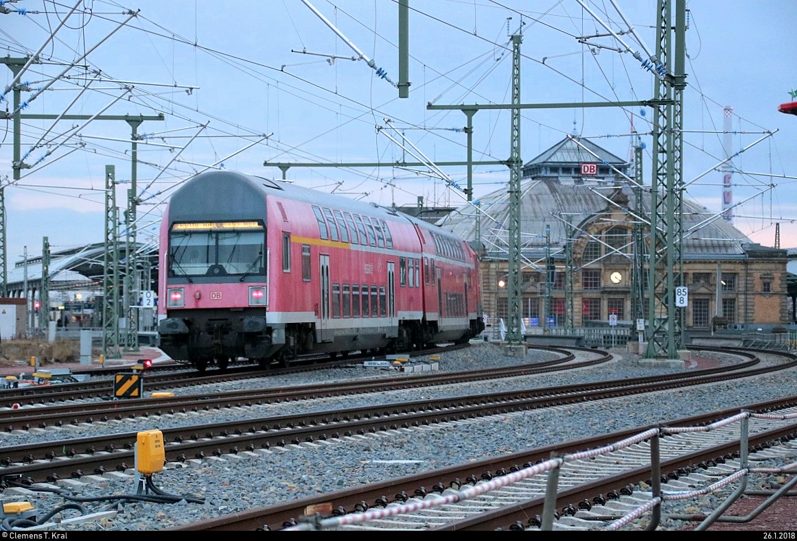 Nachschuss auf DABbuzfa 760 mit Zuglok 143 034-7 als S 37918 (S9) von Eilenburg nach Halle(Saale)Hbf, die das Gleisvorfeld von Halle(Saale)Hbf durchfährt. Aufgenommen von der Delitzscher Straße. Bild durchlief die Selbstfreischaltung. [26.1.2018 | 16:23 Uhr]