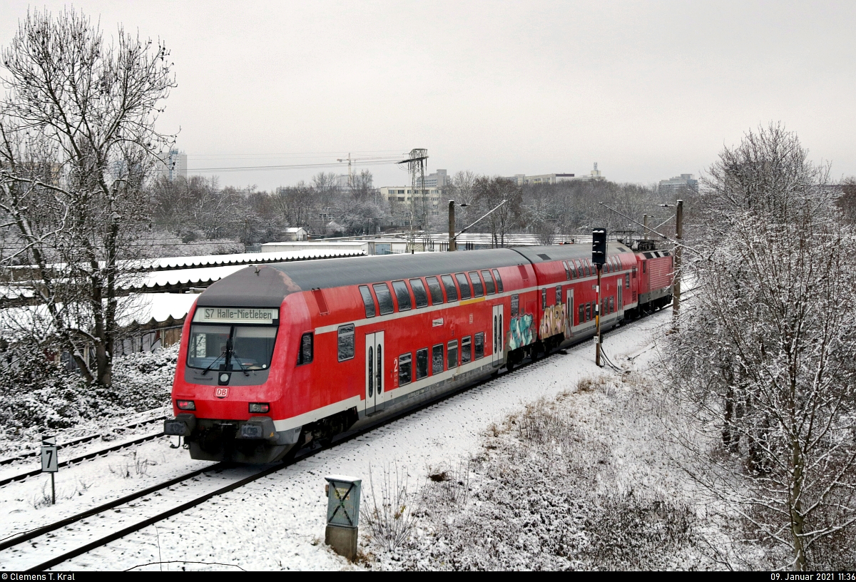 Nachschuss auf DABpbzfa 762.0 (50 80 80-35 368-5 D-DB) mit Zuglok 143 957-9 in Halle-Neustadt, Naumburger Straße, kurz vor der baubedingten Einstellung der Linie.
Aufgenommen von der Brücke der B 80.

🧰 S-Bahn Mitteldeutschland (DB Regio Südost)
🚝 S 37726 (S7) Halle(Saale)Hbf–Halle-Nietleben
🚩 Bahnstrecke Merseburg–Halle-Nietleben (KBS 588)
🕓 9.1.2021 | 11:36 Uhr