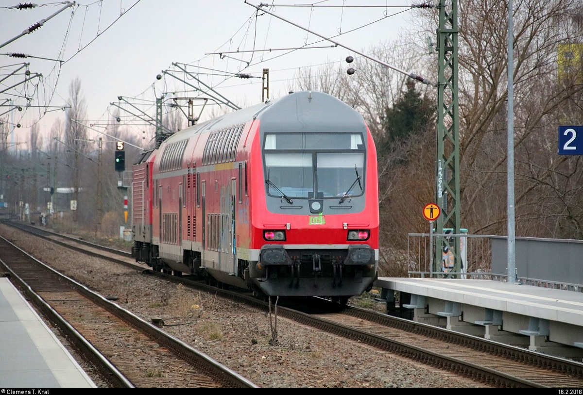 Nachschuss auf DABpbzfa 762.0 mit Zuglok 143 810-0 der S-Bahn Mitteldeutschland (DB Regio Südost) als S 37744 (S7) von Halle(Saale)Hbf Gl. 13a nach Halle-Nietleben, die den Hp Halle Rosengarten auf der Bahnstrecke Halle–Hann. Münden (KBS 590) verlässt. Bild durchlief die Selbstfreischaltung. [18.2.2018 | 15:58 Uhr]
