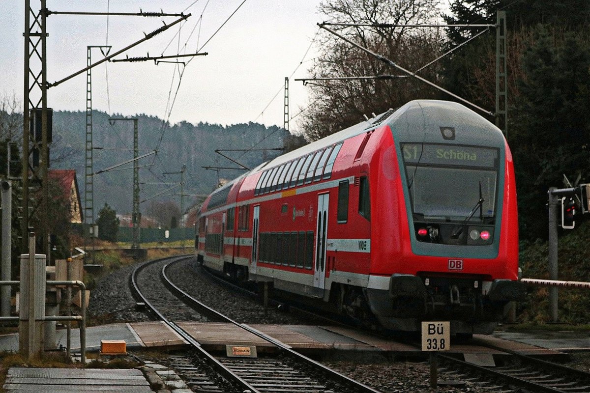 Nachschuss auf DABpbzfa 767.2 mit Zuglok 146 025 der S-Bahn Dresden (DB Regio Südost) als S 31737 (S1) von Meißen Triebischtal nach Schöna, die den Bahnhof Kurort Rathen auf der Bahnstrecke Děčín–Dresden-Neustadt (KBS 241.1 | Elbtalstrecke) verlässt. [16.12.2017 | 14:07 Uhr]