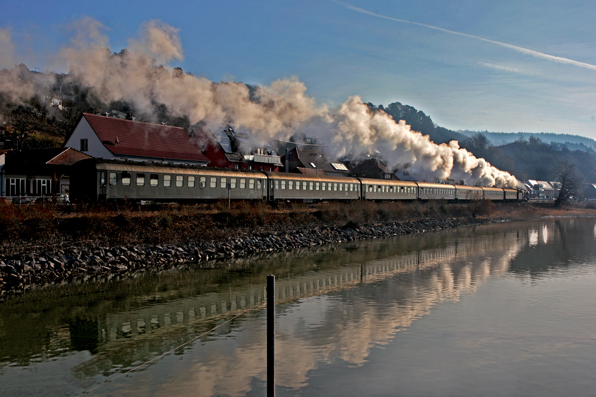 Nachschuss auf den Dampfsonderzug mit der 01 1066-7,der sich nach fünftägiger Reise über Gotthard nach Locarno und Luino sich nun auf die Heimreise nach München begibt.Bild am Morgen des 8.3.2015 in Sipplingen 