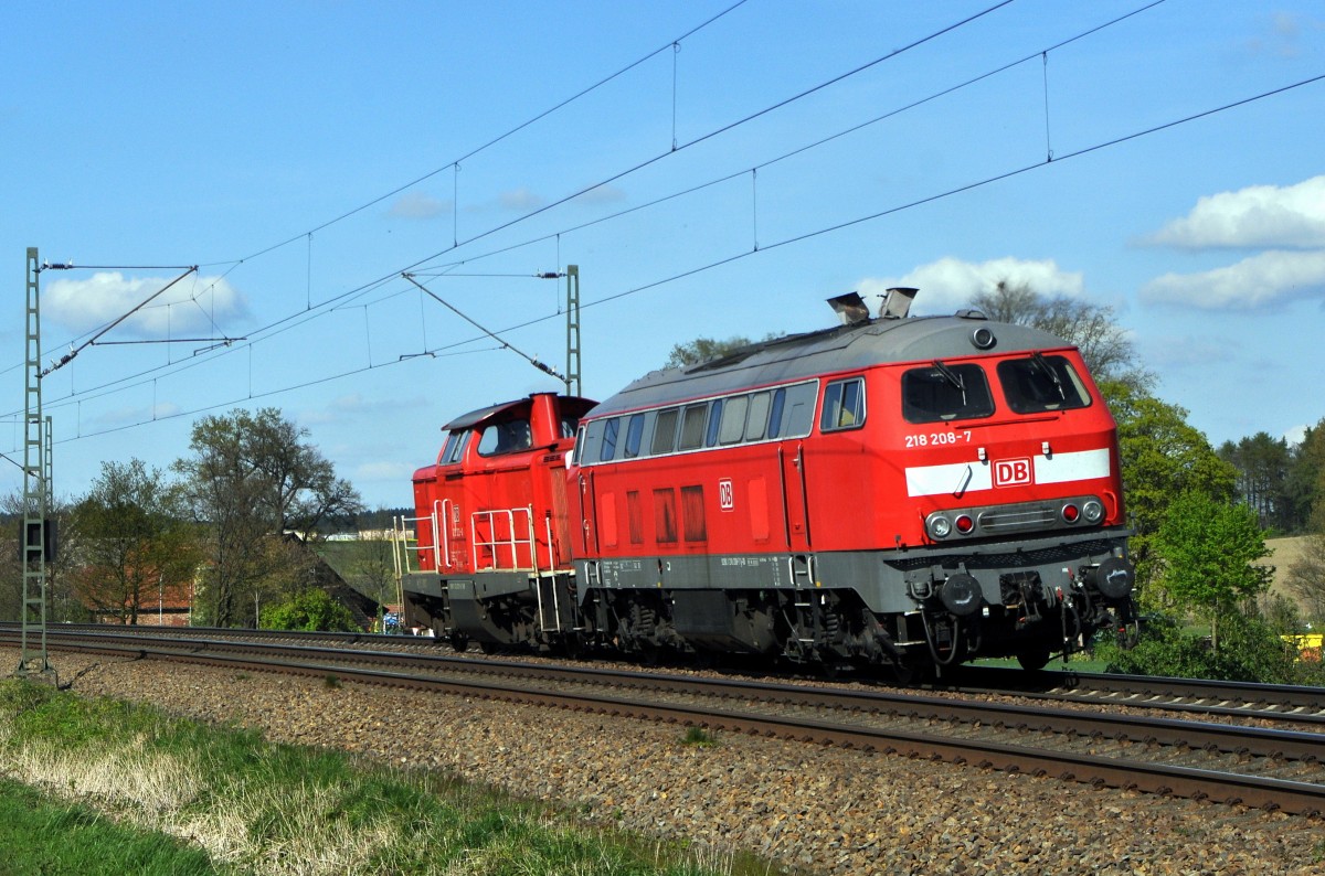 Nachschuss auf DB Schenker Rail 212 323 mit DB Fahrwegdienste 218 208 im Schlepp in Richtung Bremen (Vehrte, 16.04.14). 