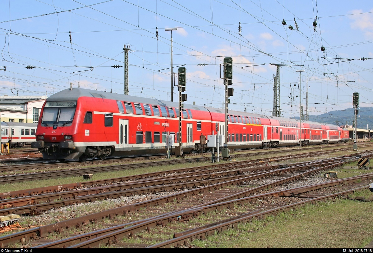 Nachschuss auf DBbzfa mit Zuglok 146 114-4  Landkreis Emmendingen / Baden-Württemberg erfahren  von DB Regio Baden-Württemberg als RE 5343 von Offenburg, der seinen Endbahnhof Basel Bad Bf (CH) auf Gleis 3 erreicht.
Aufgenommen vom öffentlich zugänglichen Parkplatz neben der Schwarzwaldallee.
[13.7.2018 | 17:18 Uhr]