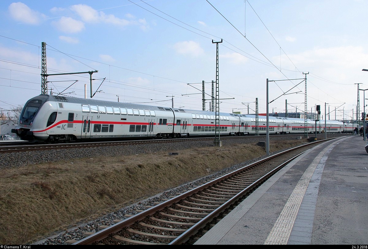 Nachschuss auf DBpbzfa 668.2 mit Zuglok 146 572-3 DB als verspäteter IC 2441 (Linie 55) von Köln Hbf nach Dresden Hbf, der am Hp Leipzig Nord auf der Neubaustrecke Erfurt–Leipzig/Halle (KBS 580) fährt. [24.3.2018 | 15:42 Uhr]