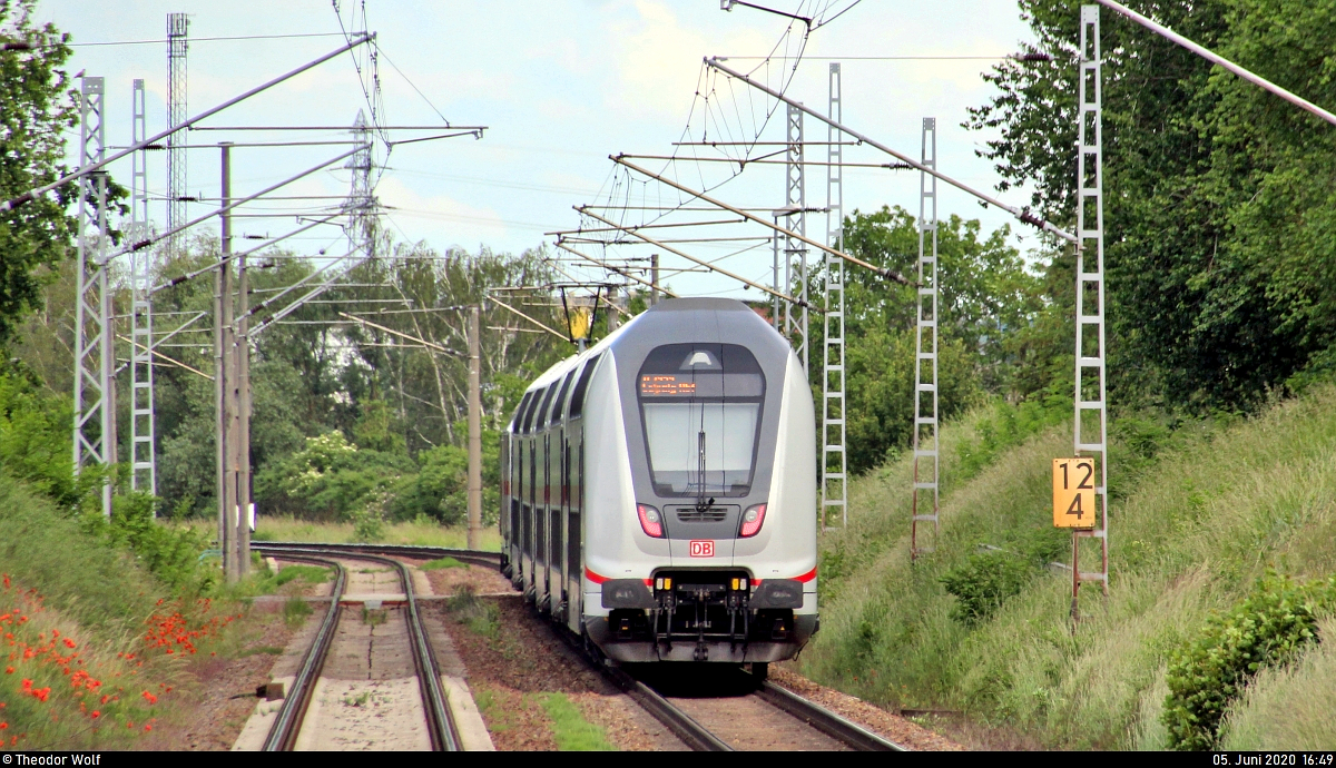 Nachschuss auf DBpbzfa 668.2 mit Zuglok 146 571-5 DB als umgeleiteter IC 1959 (Linie 51) von Düsseldorf Hbf nach Leipzig Hbf, der soeben den Hp Zscherben auf der Bahnstrecke Halle–Hann. Münden (KBS 590) durchfahren hat. Grund für die Umleitung sind Gleiserneuerungsarbeiten zwischen Weimar und Apolda vom 1.6. bis 15.7.2020. Aufgenommen von Bahnsteig 1. [5.6.2020 | 17:49 Uhr]
