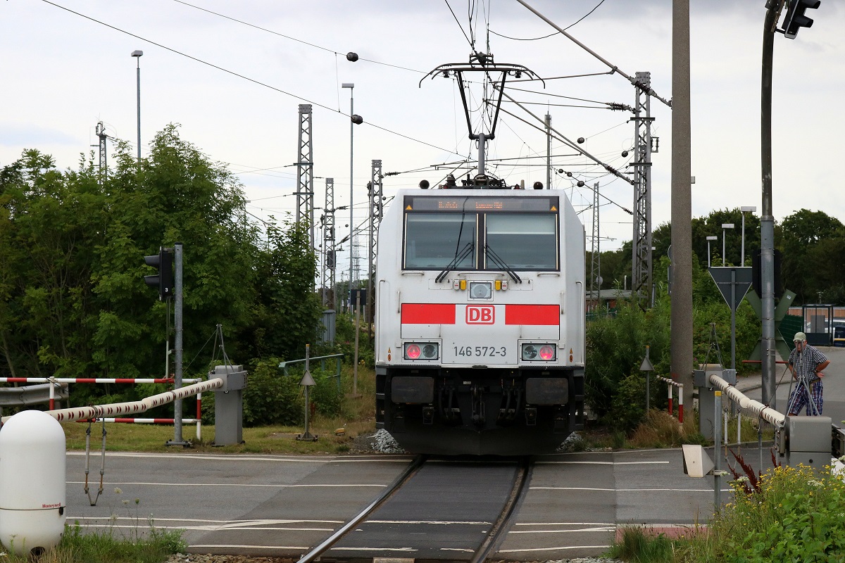Nachschuss auf DBpbzfa mit Schublok 146 572-3 DB als IC 2435  Ostfriesland  (Linie 56) nach Leipzig Hbf bzw. RE 52435 nach Bremen Hbf, der seinen Starthaltepunkt Norddeich Mole verlässt. [27.7.2017 - 15:40 Uhr]