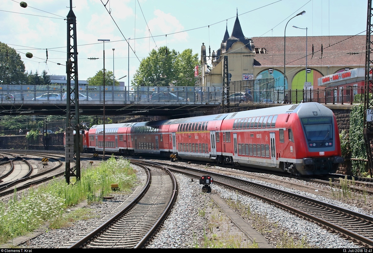 Nachschuss auf DBpbzfa mit Zuglok 146 113-6  Ortenaukreis , mit Werbung für das Baden-Württemberg-Ticket, von DB Regio Baden-Württemberg als RB 17065 nach Neuenburg(Baden), die ihren Startbahnhof Offenburg auf Gleis 2 verlässt.
[13.7.2018 | 12:41 Uhr]