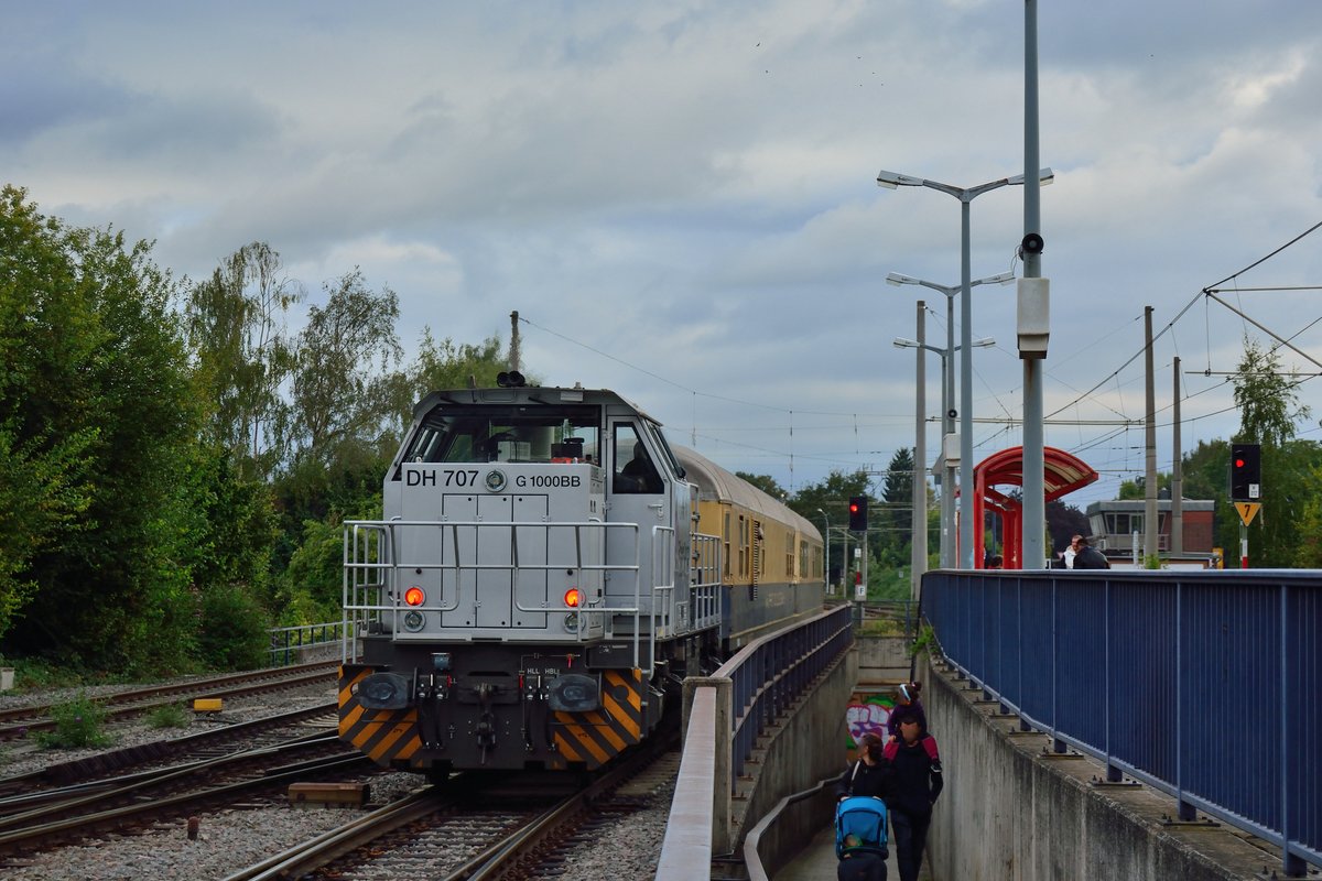 Nachschuss auf die DE 707 271 039-0 mit dem Shell Rheingold Sonderzug DPE 20047 Wesseling - Brühl-Vochem - Köln Hbf nach dem Richtungswehsel in Brühl Vochem. Gezogen wurde der Sonderzug von DE 708 271 040-8. Organisiert wurde die Fahrt von Shell. Die fahrt ging unteranderem durch die Shell Raffinerie Godorf. Hier schiebt die DE 707 271 039-0 während die DE 708 271 040-8 vorne zieht.

Brühl Vochem 06.10.2016