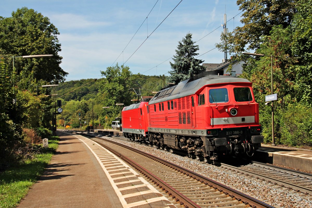 Nachschuss auf die defekte 232 388-9, als sie am 27.08.2015 auf dem Teilstück von Passau nach Nürnberg Rbf von der 185 227-6 überführt wurde. Hier ist das Gespann bei der Durchfahrt von Etterzhausen in Richtung Nürnberg.
