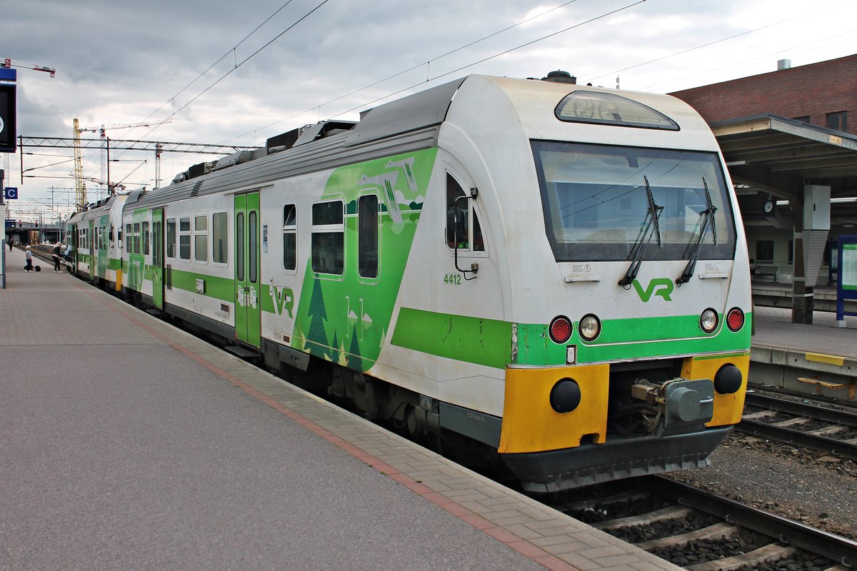 Nachschuss auf Dm12 4412, als dieser am Nachmittag des 11.07.2019 zusammen mit Dm12 4408 als H 427 (Tampere - Keuruu) auf Gleis 4 im Startbahnhof standen und auf ihre Ausfahrt warteten.