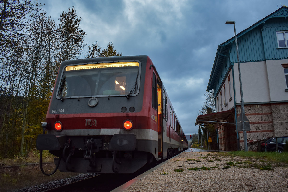 Nachschuss auf das Doppel 628 542 + 548 auf dem RE nach Donaueschingen am 03.11.19 beim halt in Rechtenstein