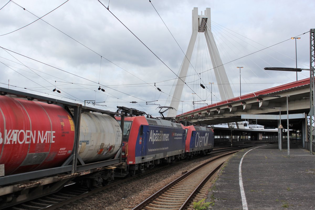 Nachschuss auf eine Doppeltraktion Re482 von SBB Cargo mit einem Chemiecontainerzug in Richtung Mainz im Hauptbahnhof von Ludwigshafen am 04.10.2017.