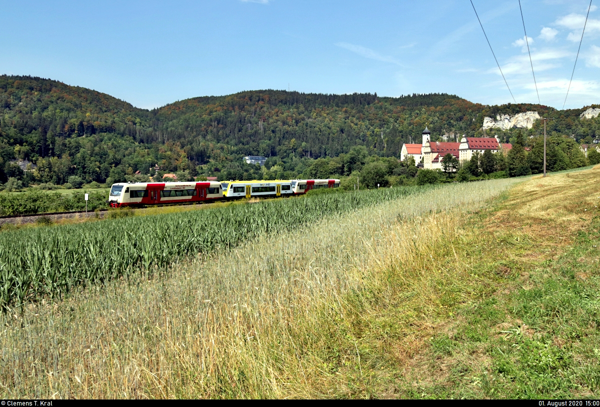 Nachschuss auf drei 650 (Stadler Regio-Shuttle RS 1), die auf die Erzabtei St. Martin zu Beuron zusteuern.

🧰 Hohenzollerischen Landesbahn (HzL | Südwestdeutsche Landesverkehrs-AG (SWEG))
🚝 HzL69896 Blumberg-Zollhaus–Sigmaringen
🚩 Bahnstrecke Tuttlingen–Inzigkofen (Donautalbahn | KBS 755)
🕓 1.8.2020 | 15:00 Uhr
(verbesserte Version)