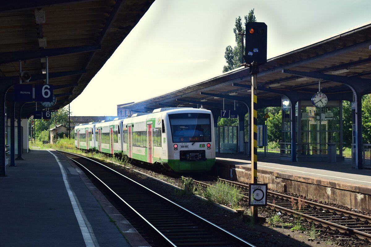 Nachschuss auf eine dreifach Traktion Regioshuttle bei der Ausfahrt in Zeitz in Richtung Gera.

Zeitz 11.08.2021