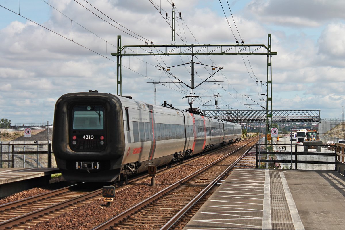 Nachschuss auf DSB ET 4310, als dieser am Vormittag des 17.07.2019 zusammen mit X31K 4536 durch den Haltepunkt von Hjärup in Richtung Lund.