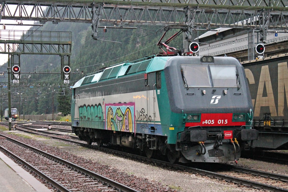Nachschuss auf E 405 015, als diese bei Regen am Abend des 05.07.2018 wieder von ihrem KLV abgestezt hatte, vermutlich wegen eines Defektes, und Richtung Abstellgleis rangierte.