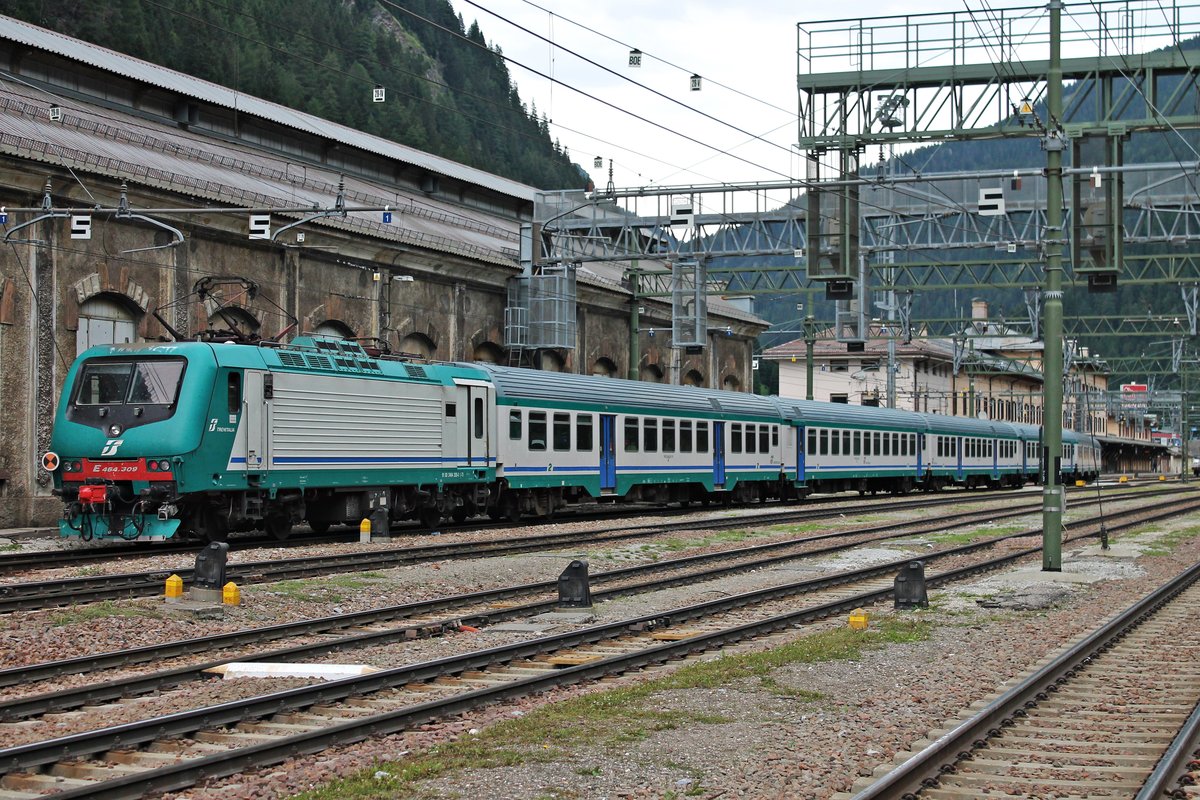 Nachschuss auf E 464.309, als diese am Morgen des 05.07.2018 mit ihrem Regionalzug in den Endbahnhof Brennero auf Gleis 1 einfuhr.